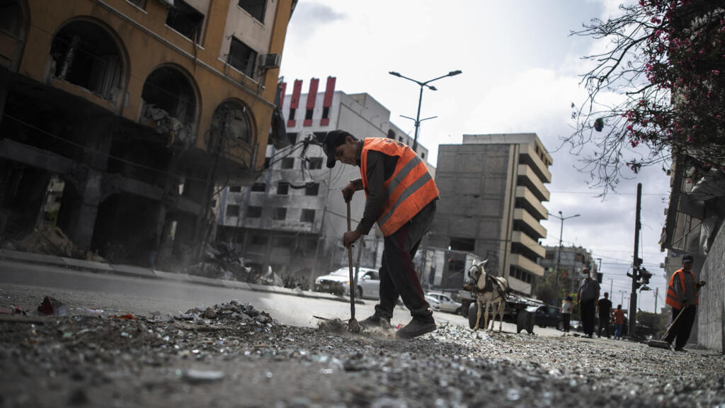 Des employés municipaux palestiniens nettoient les rues après le cessez-le-feu obtenu après 11 jours de guerre entre les dirigeants du Hamas à Gaza et d'Israël, dans la ville de Gaza, le vendredi 21 mai 2021.