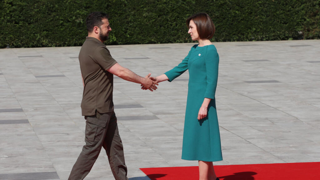 Le président ukrainien Volodymyr Zelensky serre la main de la présidente de la Moldavie, Maia Sandu lors de son arrivée  à Bulboaca ce jeudi 1er juin 2023.