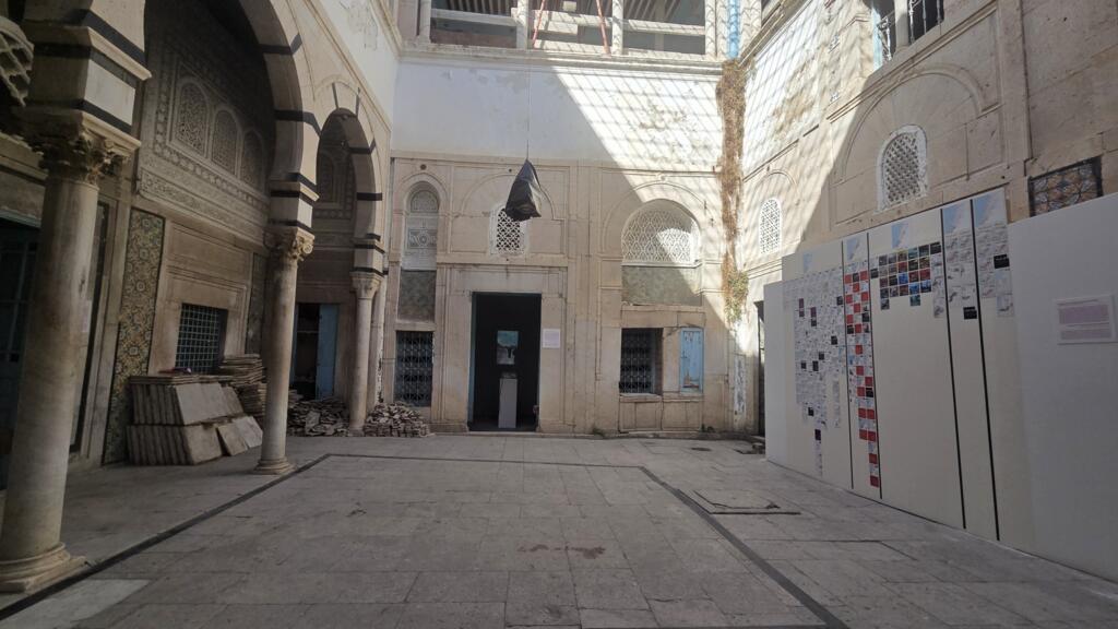 Dans cette bâtisse vieille de plusieurs siècles, le bourdonnement d'un bruit de drone envahit les lieux. Une scène réalisée le collectif d'artistes libanais qui retranscrit le quotidien du Liban bombardé par Israël entre octobre 2023 et novembre 2024, dans le cadre de la 10e édition de Dream City à Tunis.