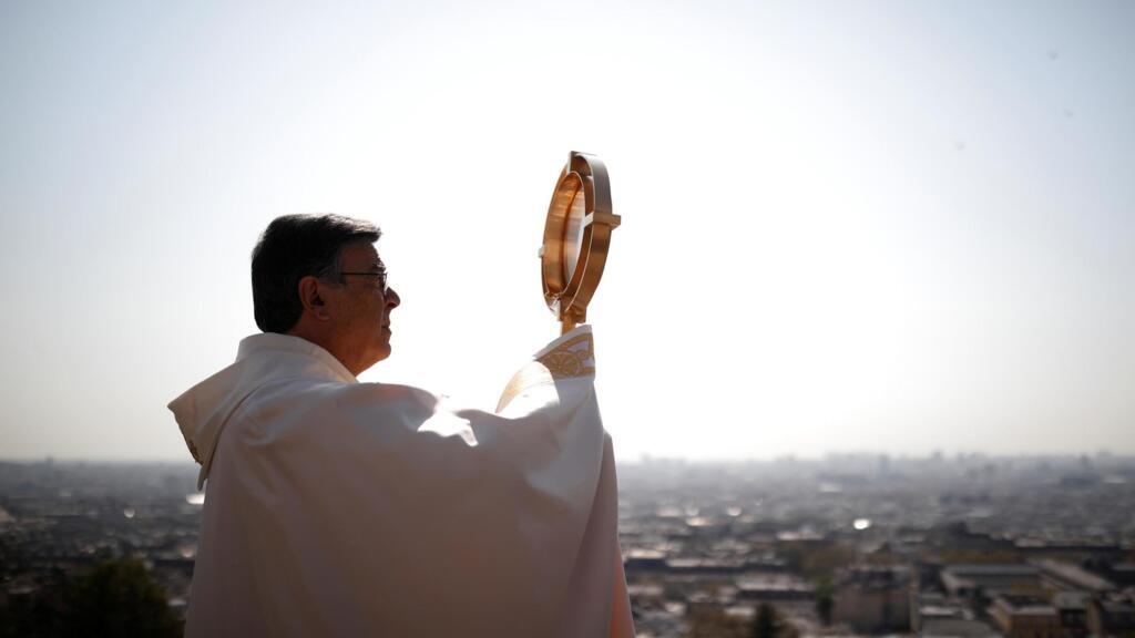 L'archevêque de Paris, Michel Aupetit, bénit la capitale française depuis la basilique du Sacré-Cœur de Montmartre à Paris.