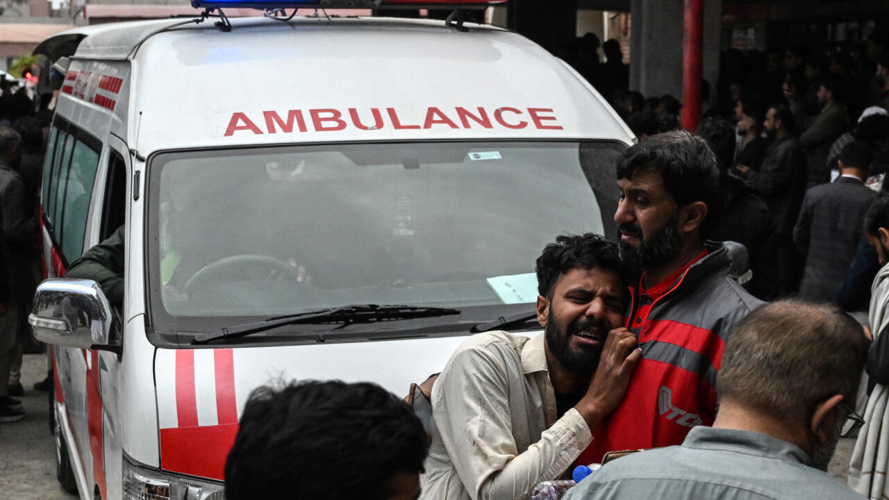 Más de 30 muertos y 130 heridos en el atentado suicida contra una mezquita chiíta en Pakistán