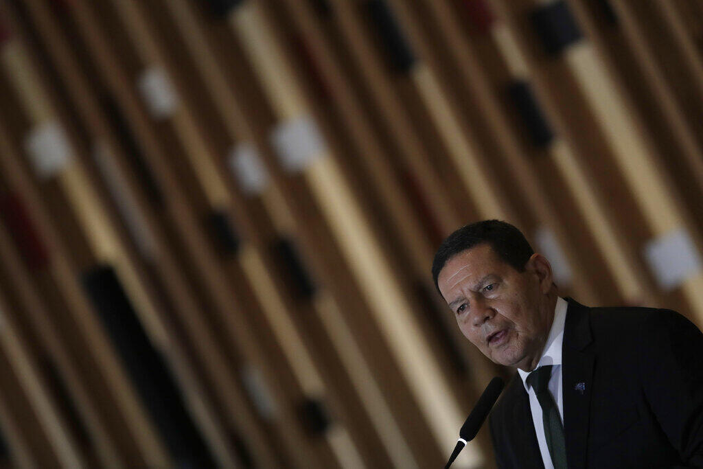 O vice-presidente Hamilton Mourão fala durante uma entrevista coletiva para apresentar um plano estratégico de ação em relação à Amazônia, no Palácio do Itamaraty, em Brasília, Brasil, terça-feira, 3 de novembro de 2020.