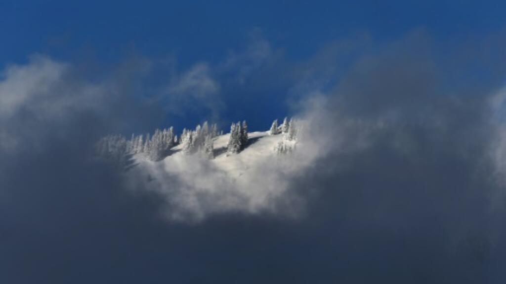 Montagne couverte de neige et de nuages en Allemagne en 2016 (image d'illustration)