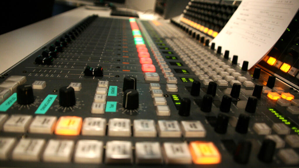 Une console de mixage destinée à la production radio.