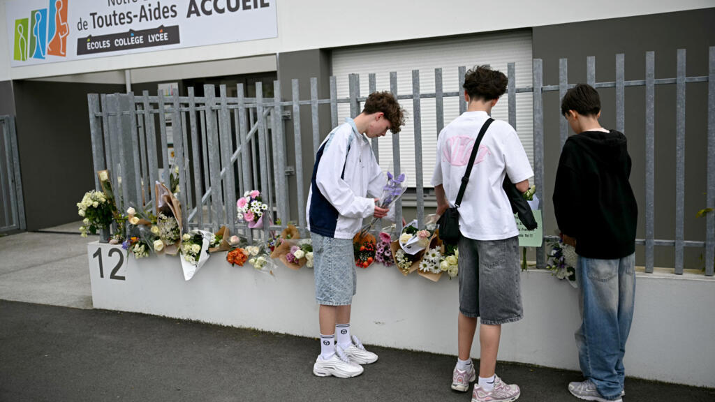 Des élèves déposent des fleurs au lycée Notre-Dame de Toutes-Aides en hommage aux victimes de l'attaque au couteau du 24 avril 2025 à Nantes, dans l'ouest de la France. 