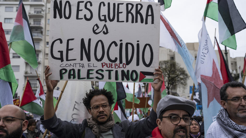 Un homme tient une pancarte : « Ce n'est pas une guerre, c'est un génocide contre le peuple palestinien », lors d'une manifestation pro-palestinienne à Buenos Aires en Argentine, le 3 novembre 2023.