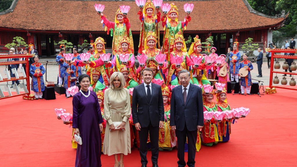 Tổng thống Pháp Emmanuel Macron và phu nhân Brigitte Macron cùng tổng bí thư Tô Lâm và phu nhân Ngô Phương Ly chụp ảnh chung với đoàn múa truyền thống ở Văn Miếu, Hà Nội, Việt Nam, ngày 26/05/2025.