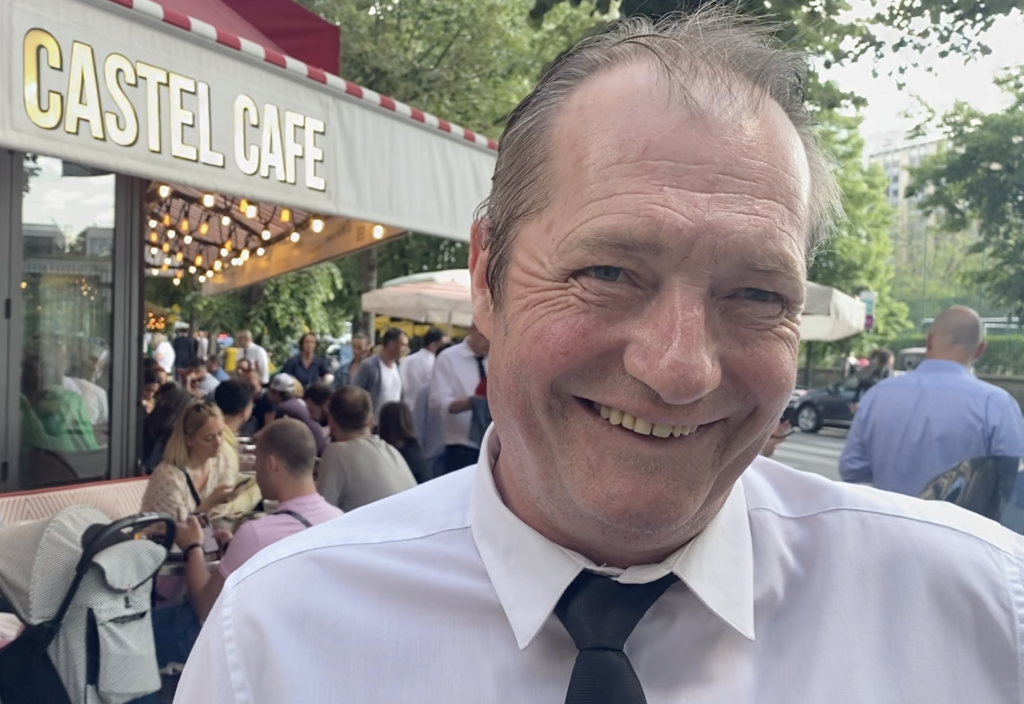 "Eles estão de volta. É maravilhoso”, comprova o garçom Cyril, que trabalha em um café perto da Torre Eiffel.