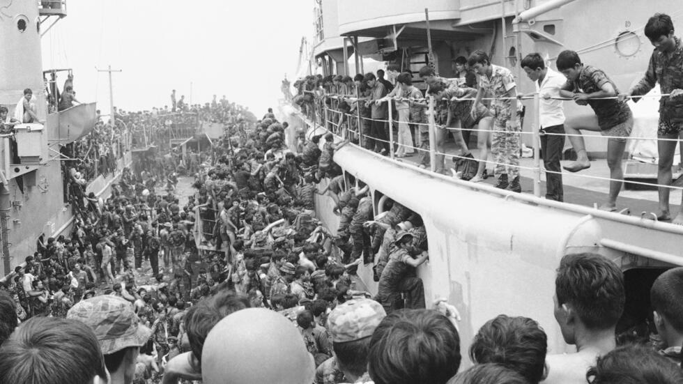 (Ảnh tư liệu) - Lính thủy quân lục chiến miền Nam Việt Nam di tản khỏi Đà Nẵng, tại cảng Đà Nẵng, ngày 01/04/1975, trước khi thành phố rơi vào tay Bắc Việt. 