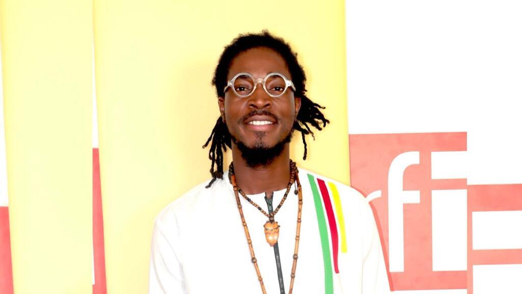 L’artiste Cisco posant au studio de Koze Kilti.