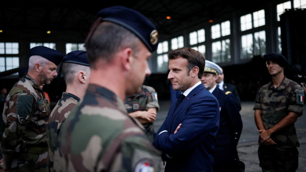 Des militaires français déployés de l'Otan avec le président français Emmanuel Macron, sur la base aérienne de Mihail Kogalniceanu, près de Constanta, en Roumanie, le 14 juin 2022.