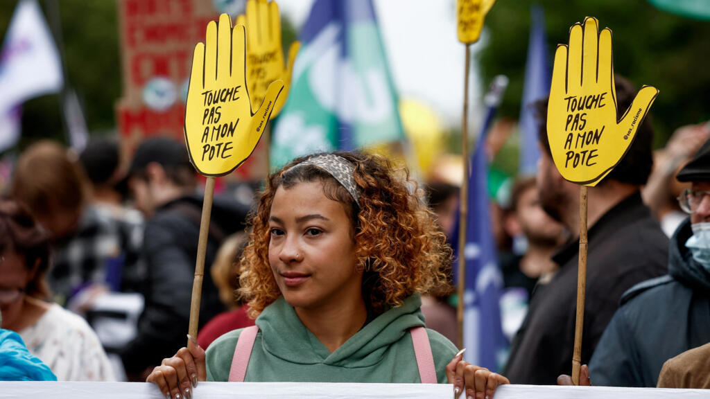 Paris, le 15 juin 2024: les petites mains de «Touche pas à mon pote», slogan lancé par le mouvement SOS-Racisme au milieu des années 1980, refont surface.