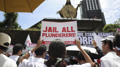 Une femme brandit une pancarte «Emprisonnez tous les pillards» lors de la manifestation anti-corruption qui a rassemblé plus de 50 000 personnes à Manille, le 21 septembre 2025.