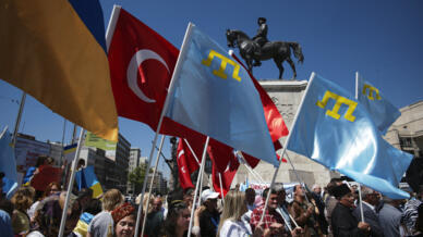Une manifestation dénonçant l'invasion de l'Ukraine par la Russie rassemblant des Turcs, des Ukrainiens et des Tatars de Crimée à Istanbul le 21 mai 2022.