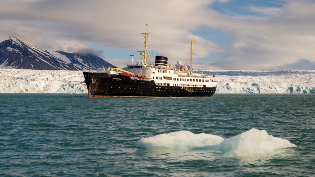 Le Nordstjernen ou « Étoile polaire » dans les eaux glacées du Svalbard. À l’intérieur, le navire est richement décoré de bois, d’émaux et de tableaux d’artistes.