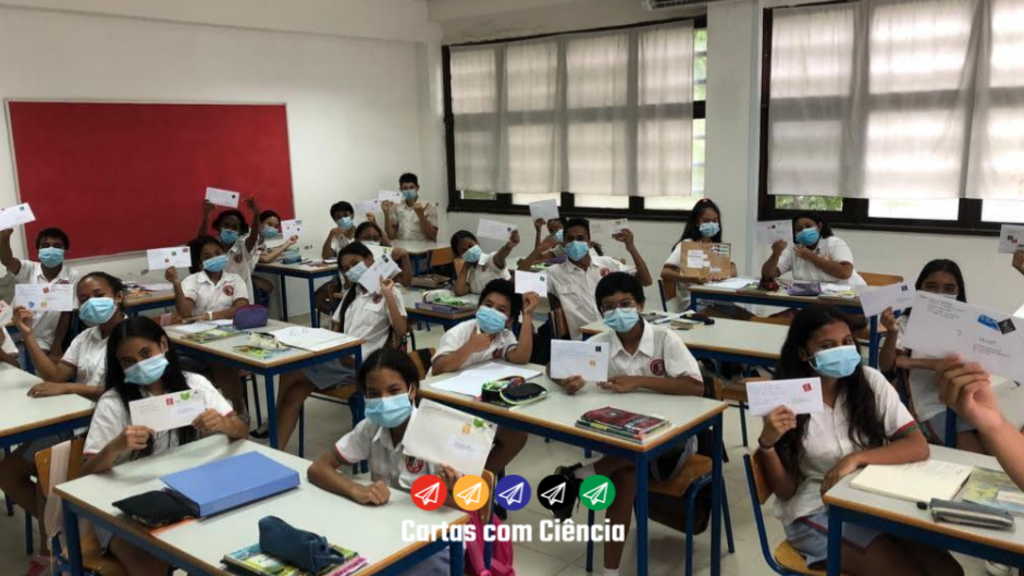Alunas da escola de Timor-Leste mostram as cartas recebidas dos cientistas.