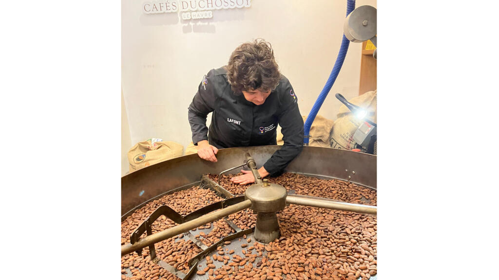 Anne Caron devant ses premières fèves de cacao torréfiées.