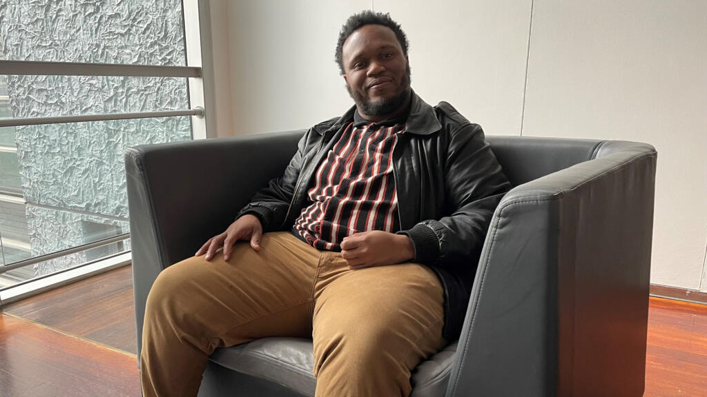 Jontavious Willis se relaxe entre deux concerts.