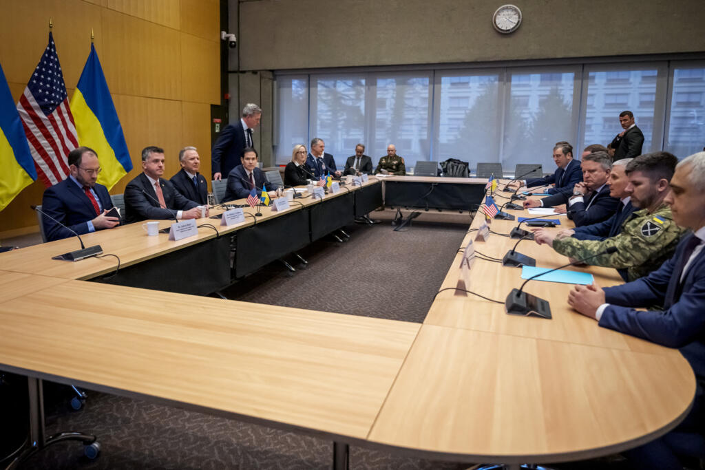 Le secrétaire d'État américain Marco Rubio (4e à gauche) et l'envoyé spécial américain Steve Witkoff (3e à gauche) rencontrent la délégation ukrainienne lors de discussions sur un plan américain visant à mettre fin à la guerre en Ukraine, à la mission américaine à Genève, le 23 novembre 2025.