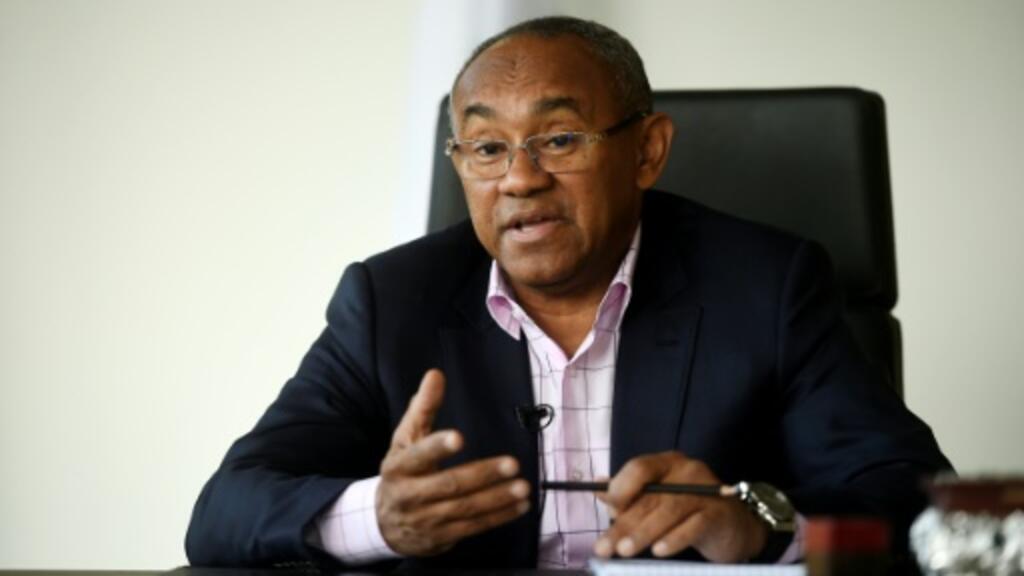 Le président de la CAF Ahmad Ahmad interviewé par la presse au siège de la confédération au Caire, le 22 avril 2018