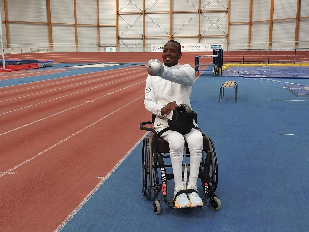 Amelio Castro Grueso, réfugié colombien et engagé en escrime fauteuil pour ses premiers Jeux paralympiques, espère décrocher la médaille d'or.