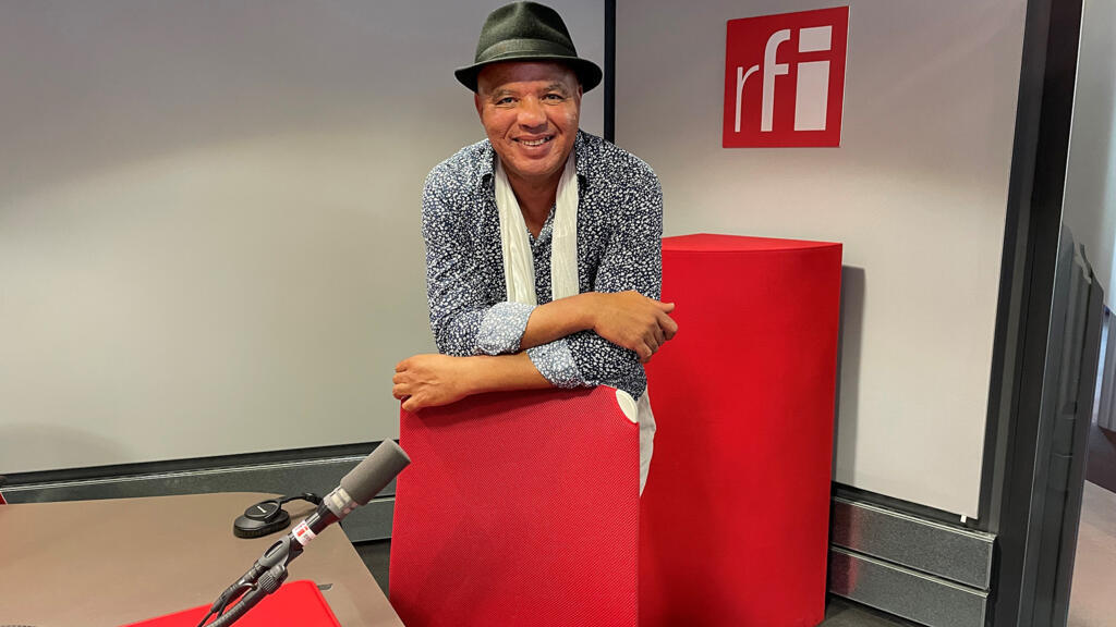 Mokhtar Samba en studio à RFI.