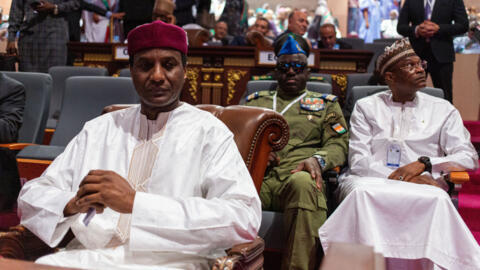 Une plainte pour diffamation déposée par le Premier ministre du Niger, Ali Lamine Zeine (à gauche), est à l'origine de cette incarcération. Ici, le chef du gouvernement assiste à la cérémonie d'investiture du président mauritanien réélu à Nouakchott, le 1er août 2024.