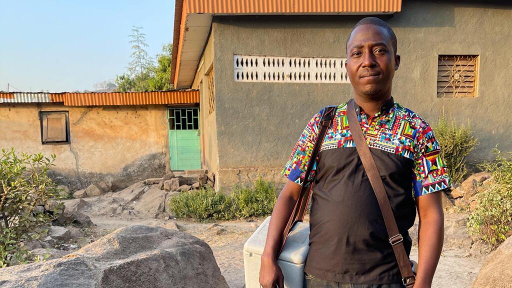 Valentin, responsable vaccination dans un centre de santé, fait du porte à porte dans les quartiers et villages pour vacciner tous les nouveaux nés.