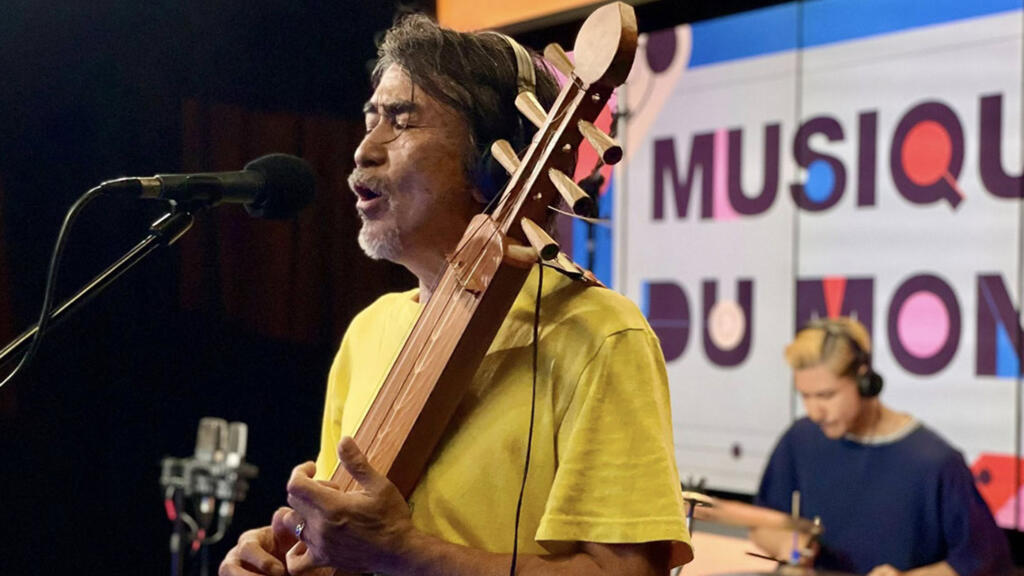 Oki et Manaw, père et fils à RFI.