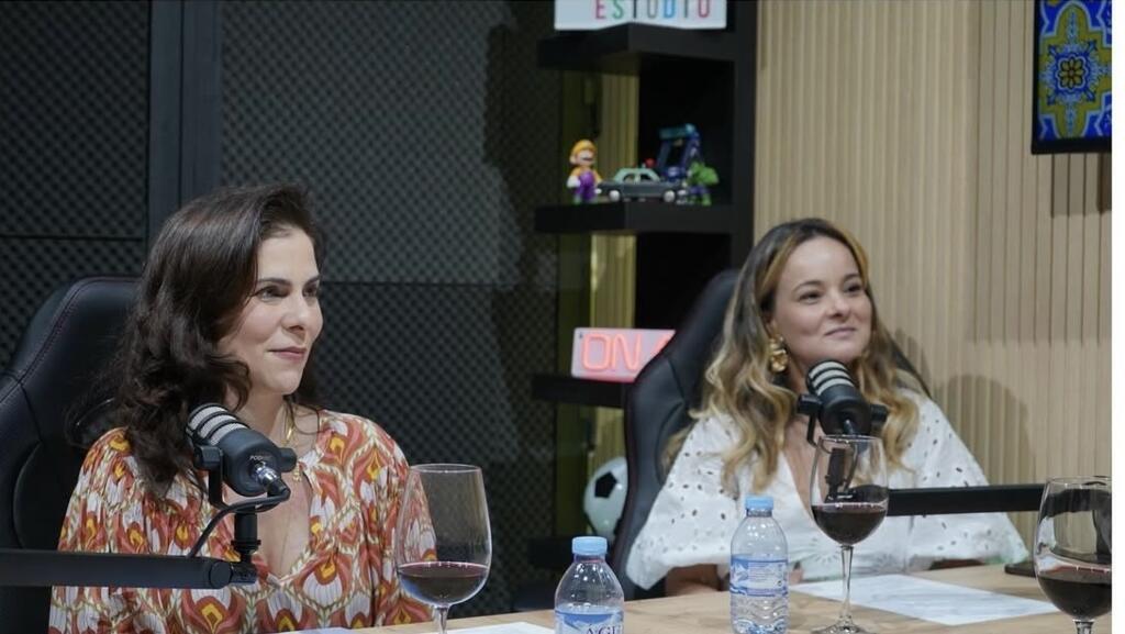 O podcast “Papo com Fado”, que tem como objetivo compartilhar as histórias de imigrantes brasileiros que residem em Portugal. Na foto: A advogada Anna Luiza Pereira e Ticiane Fidelis na gravação do programa alvo de ataques nas redes sociais.