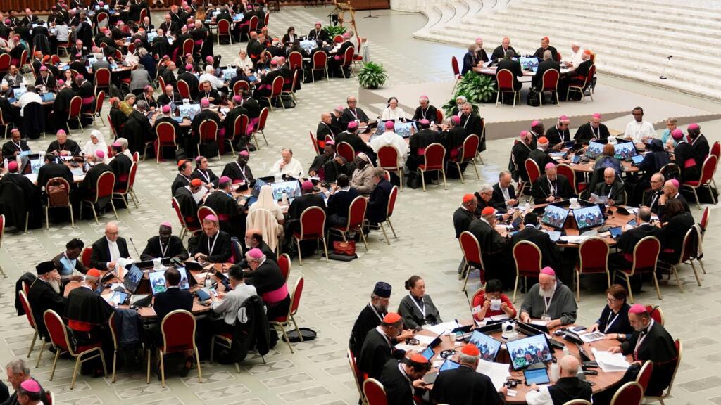 Le Synode sur la synodalité (sur l’avenir de l’Église catholique) s’est déroulé à Rome du 4 au 29 octobre 2023, en présence de femmes et de laïcs, une première, avec une horizontalité des échanges, en tables rondes. Prochaine étape et fin du synode en octobre 2024.