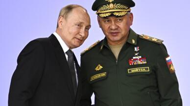 Tổng thống Nga Vladimir Putin và bộ trưởng Quốc Phòng Serguei Shoigu dự lễ khai mạc Diễn đàn Quân sự Kỹ thuật Quốc tế Army 2022 tại Matxcơva, Nga, ngày 15/08/2022.