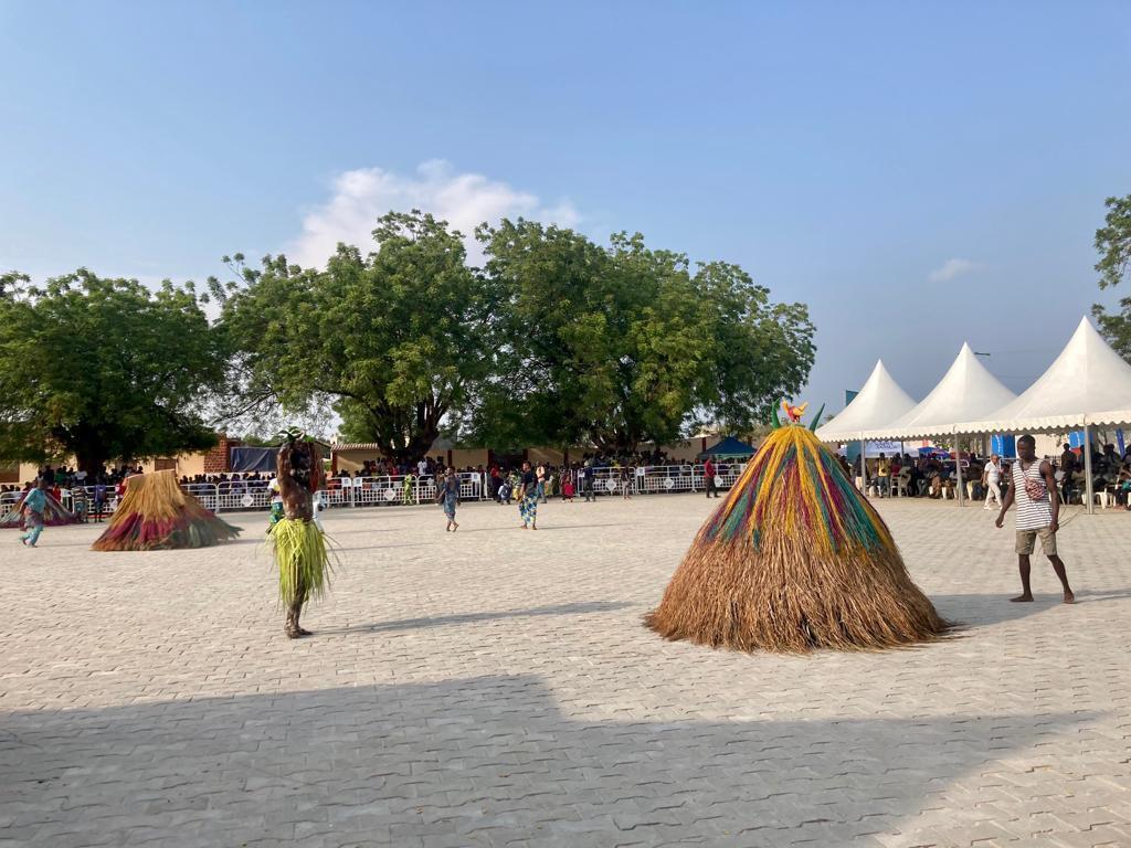 Les gardiens de la nuit, représentés par des formes coniques en paille qui tournoient sur la place du Fort français à Ouidah, Bénin, le 9 janvier 2024.