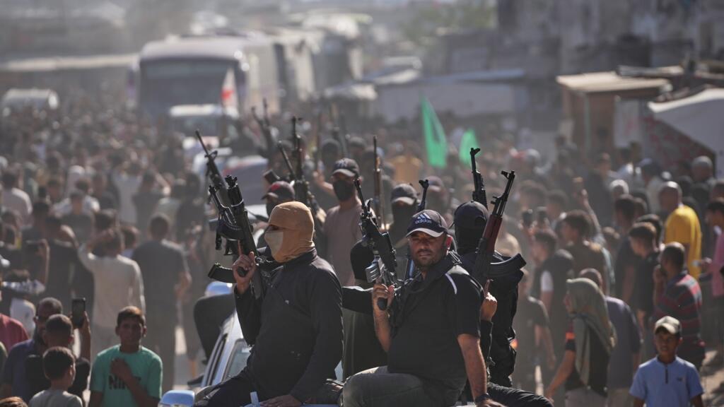 Các tay súng Hamas trên xe bán tải hộ tống những chiếc xe buýt chở các tù nhân Palestine tại Khan Younès, phía nam dải Gaza, ngày 13/10/2025. Các tay súng Hamas trên xe bán tải hộ tống những chiếc xe buýt chở các tù nhân Palestine tại Khan Younès, phía nam dải Gaza, ngày 13/10/2025.
