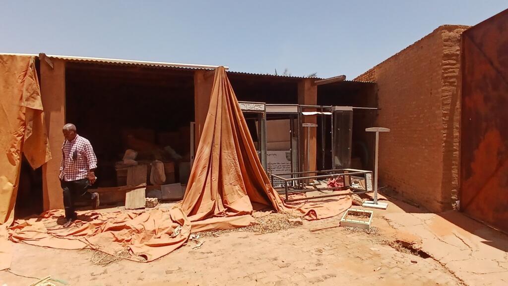 Un homme marchant au milieu des décombres du musée de la Maison du Khalifa, à Omdurman, dans la banlieue ouest de Khartoum.
