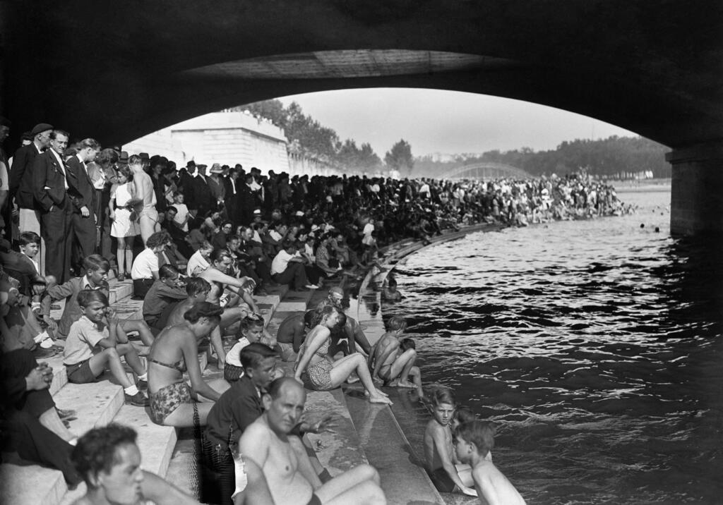 Foto de 1945 mostra parisienses à beira do Sena, que nesta época já era proibido para o banho. 
