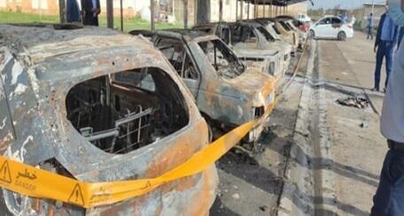 تصویر خودروهای سوخته در برابر میهمانسرای راه آوران پتزوشیمی ماهشهر