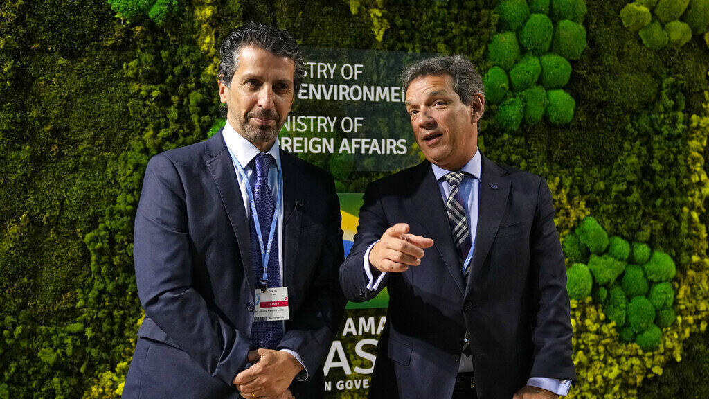 Joaquim Alvaro Pereira Leite, ministro do Meio Ambiente do Brasil, esquerda, e Caio Mario Paes de Andrade, secretário do Ministério da Economia, posam para uma foto na COP26 da Cúpula das Nações Unidas sobre o Clima em Glasgow, Escócia, quinta-feira, 11 de novembro de 2021.