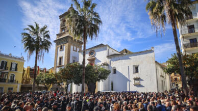 Des habitants d'Algesiras se sont rassemblés pour une minute de silence, le 26 janvier 2023, près de l'église ou le sacristain Diego Valencia a été tué.