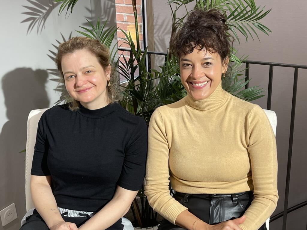 A diretora Carolina Marcowicz (esquerda) e a atriz Maeve Jinkings estão em Toulouse para a estreia francesa do filme Carvão, que concorre na categoria longa-metragem de ficção do Cinélatino.