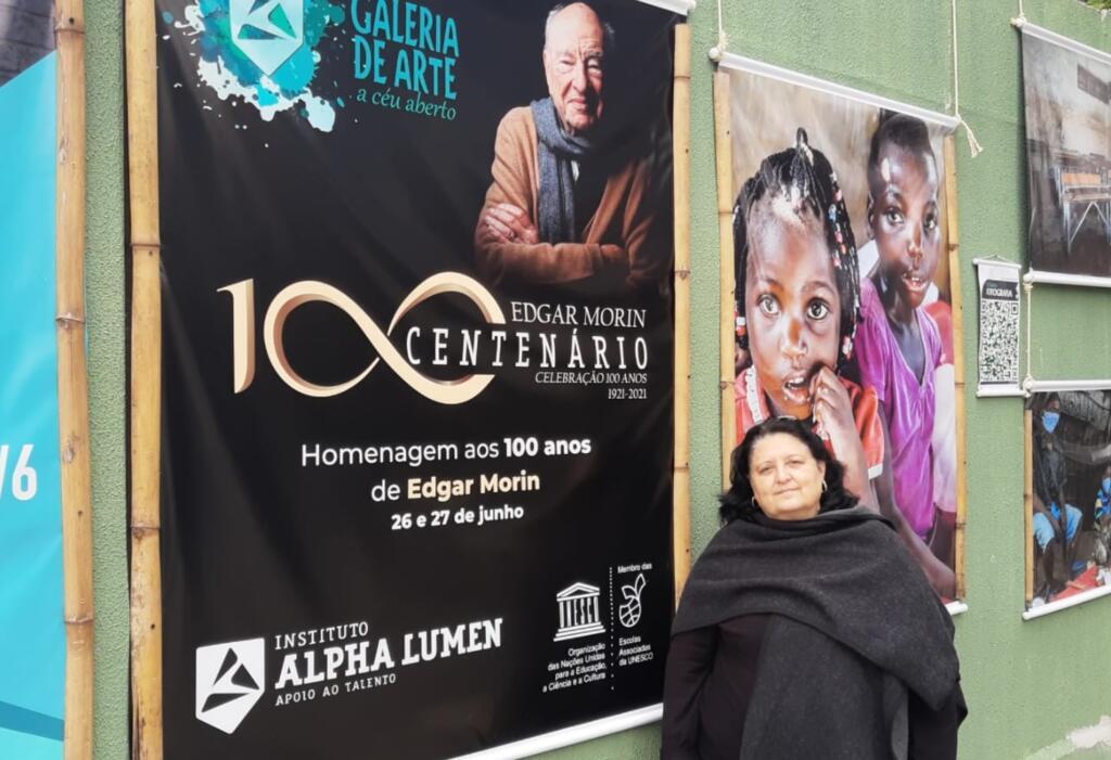 Legenda: Nuricel Vilallonga Aguilera, diretora da ONG Alpha Lumen na exposição em homenagem a Morin na Galeria a Céu Aberto.