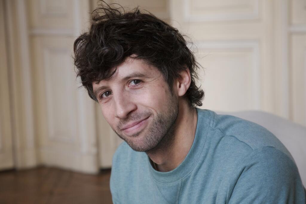 Pour écrire ce roman, Guillaume Poix a effectué plusieurs séjours en immersion à la maison d’arrêt de Villeneuve-lès-Maguelone (Hérault), la journée, mais aussi la nuit.