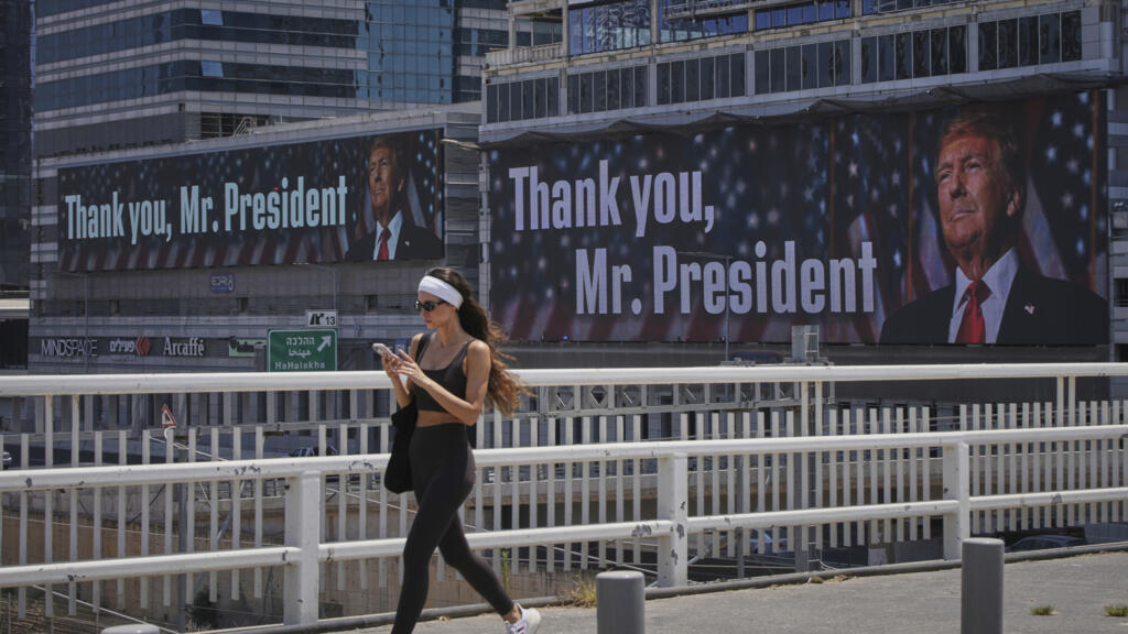 Cartazes nas ruas de Tel Aviv agradecem o presidente americano Donald Trump pelo bombardeio contra as instalações nucleares iranianas.
