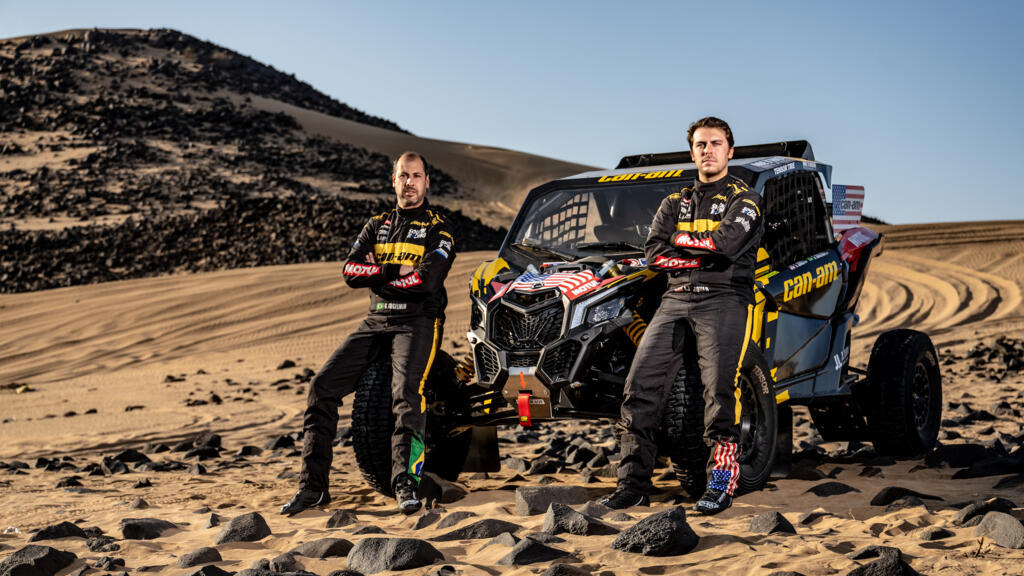O copiloto brasileiro Gustavo Gugelmin (à esq.) e o piloto norte-americano Austin Jones disputam o rali Dakar 2022 na categoria UTV e vão brigar pelo título.