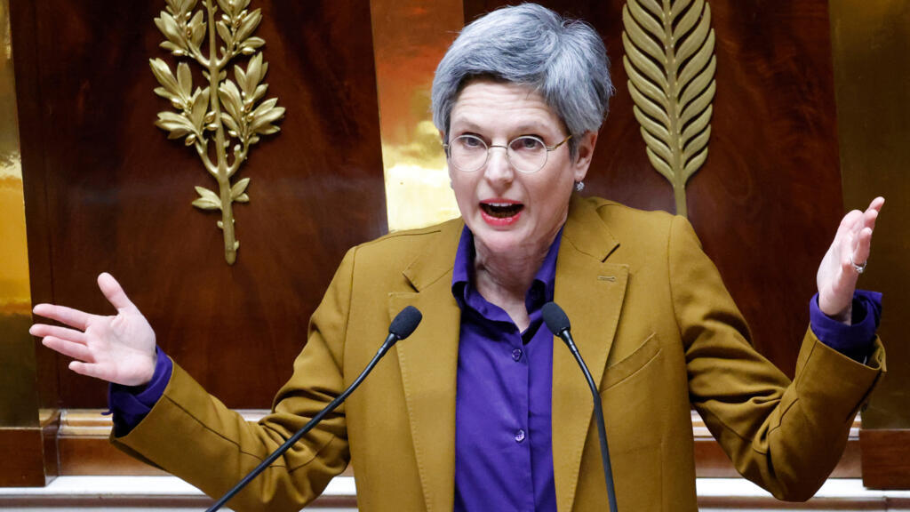A deputada ecologista Sandrine Rousseau defendeu o "direito à preguiça" diante da Assembleia da França, em 6 de fevereiro de 2023.