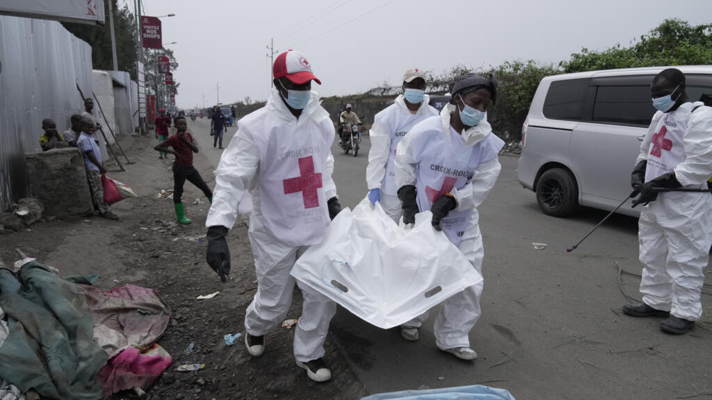 Des membres de la Croix-Rouge congolaise recueillent les corps de membres présumés des Forces armées de la République démocratique du Congo (FARDC), qui ont perdu la vie en combattant les rebelles du M23 dans les rues de Goma, au Congo, le jeudi 30 janvier 2025.