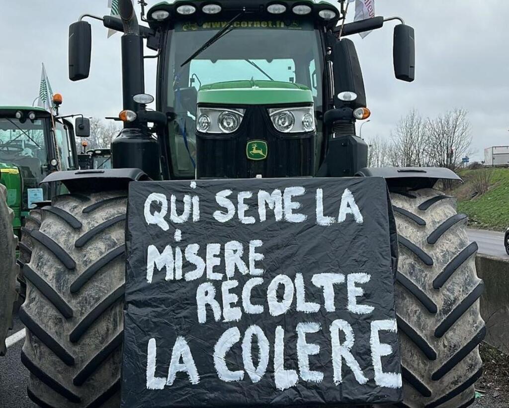 Um dos tractores que bloqueiam a auto-estrada A6, nos arredores de Paris, neste dia 31 de Janeiro de 2024.