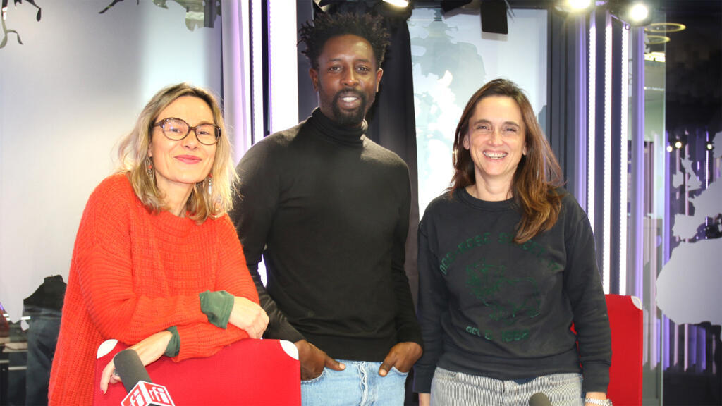 Ladj Ly (au centre), Élisabeth Lequeret (g.) et Sophie Torlotin (d) à RFI.