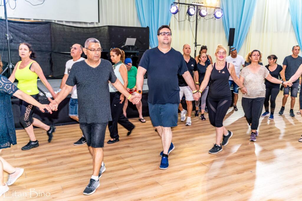 O brasileiro André Luiz Schor ensina uma coreografia numa roda de dança folclórica israelense.