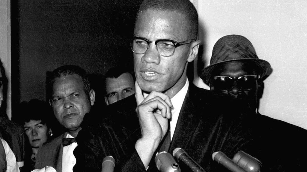 Malcolm X s'adresse aux journalistes à Washington le 16 mai 1963. Quinze ans après avoir été rejeté comme trop controversé, Malcolm X a été intronisé comme le nouveau membre du Temple de la renommée du Nebraska. La commission de l'organisation a sélectionné l'icône des droits civiques le lundi 12 septembre 2022, par 4 voix contre 3.